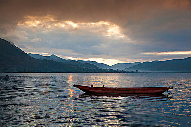 TikTokTikTok色板2.4.2：竞速新作以色彩为武器，动态涂装系统引爆赛道美学革命