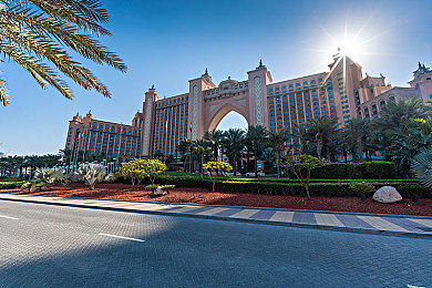 十大禁用软件app安装：霓虹深渊中的合法竞速，暗网街头的光影抉择-3