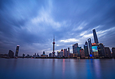 色大师免费视频：竞速新纪元，色彩战略颠覆传统赛道体验-3