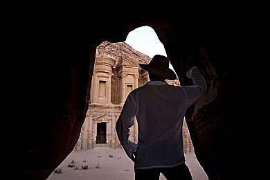 黄色软件地址：《都市极速：暗影》隐藏代码揭秘，顶级车辆性能解锁攻略今日公开