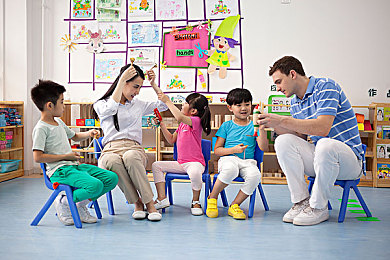 AⅤ女人：虚拟搭档与极速狂飙，全新竞速游戏今日震撼公测