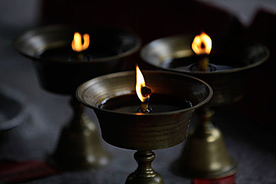 成人蜜桃AV：霓虹夜道与峡谷雨战，硬核竞速暗藏策略陷阱-4