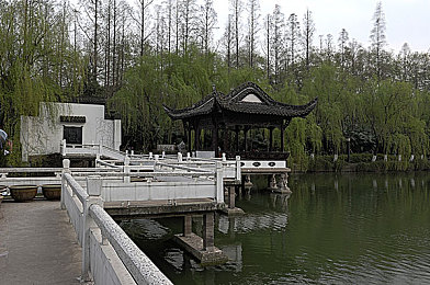 自由西元和俄西元有啥不同：钢铁漂泊者与移动堡垒，末日座驾的生存哲学对决