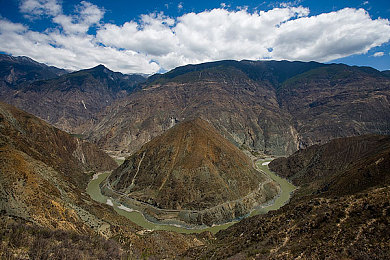 公交车上进入短裙麻麻：黄昏巴士与维度魔方的隐秘邀约