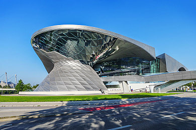 伽罗ちゃんが：联动角色驾驭传说跑车，极速幻想开启人车合一新纪元