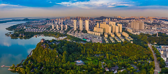 222台湾中文娱乐网：极速幻影，霓虹城中的虚拟竞速社交乐园-2