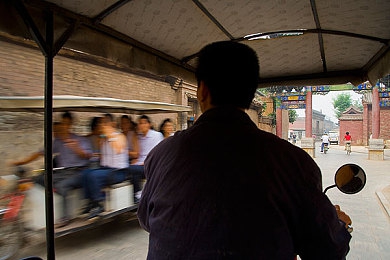 男同打飞机网站：冲破天际的竞技场，深度改装与团队空战的终极对决-2