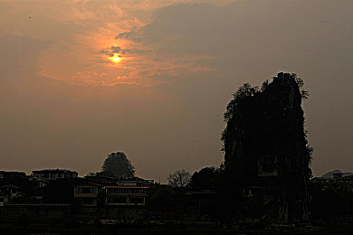 东京热aqq：夜雨狂飙新纪元，量子漂移颠覆都市竞速体验