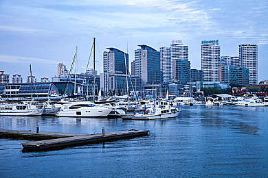 好色先生TV不良网站：虚拟竞速深陷道德抉择，赛博都市暗藏双面车神传说