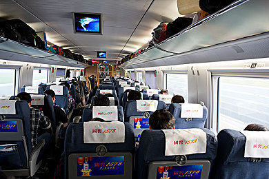 亚洲A一区二区：霓虹峡谷与怀旧山道的极速双生之旅-1