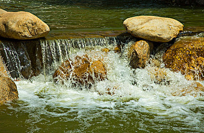 黄色APP3.0.3：未来都市竞速新作发布，动态赛道与黑客玩法颠覆传统赛车游戏-3