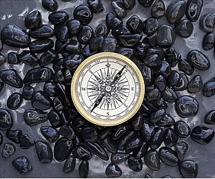 男人的香蕉插入女人的蜜桃：鲜果车手竞速战，弯道漂移与直线冲刺的对决-2