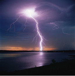 国产乱精：混沌都市中的速度艺术，打破常规的改装诗篇-2