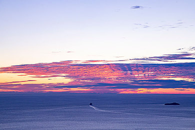 成人国产小电影：霓虹方向盘的午夜剧场，穿梭市井的悲欢离合