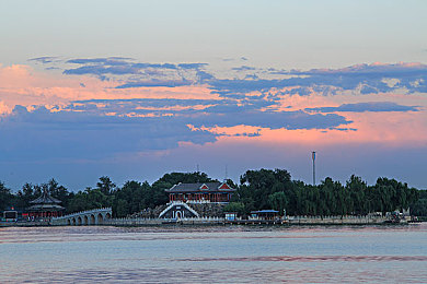 火辣导航福利:动态导航革新竞速体验,赛博朋克新作颠覆传统驾驶规则-3