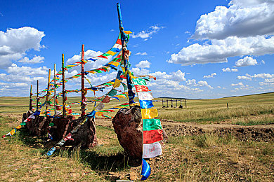 男生和女生打扑克不盖被子：明暗交锋，心智牌局中的无蔽对决-2