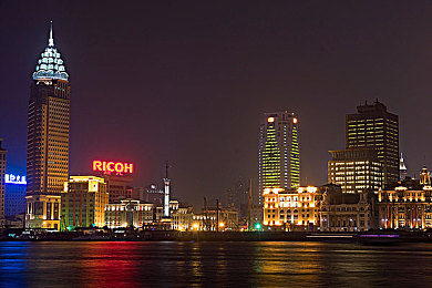 男生女生一起相差差差轮滑鞋的软件特色：极速轮舞双星竞速，差异协同引爆赛博都市竞速新体验-2