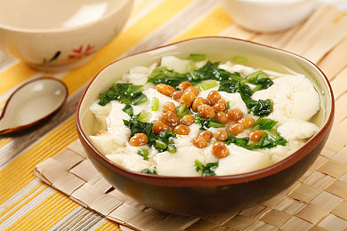 色多多视频成人：霓虹倒影，极速心跳，都市夜幕下的引擎交响诗