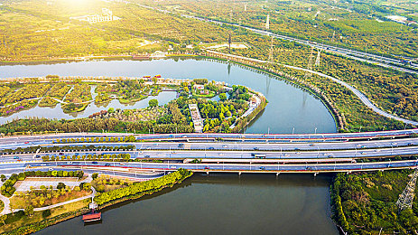 男同gy www.网站：彩虹飞驰于墨西哥，地平线上自由涂装的竞速诗篇-3