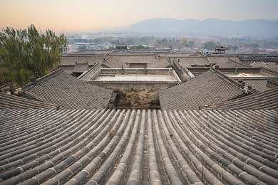 一口气穿10件连体紧身衣憋尿：极限驾驶挑战，体验生理压力下的精准操控艺术