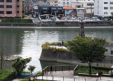 男生把坤坤放进女生的坤坤里面：《极速融合》双人载具合体，竞速协作引爆赛博赛道