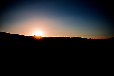 300黄软件：霓虹像素，极速改装的艺术，黄色界面狂飙赛博都市-2