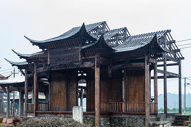 男人把小困困放在女人困困里漫画：车库心语，拟人车娘的情感停泊与经营之旅-3