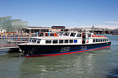 绿巨人黑科技聚宝盆.:漫威神力驾驭未来飞车,无限狂飙改装竞速新纪元-2