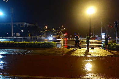 男人与女人交配软件：双人协同驾驶，极速赛道上的默契共舞艺术