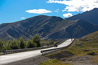 se多多在线：当赛车邂逅卡牌策略，全新竞速游戏如何颠覆传统玩法