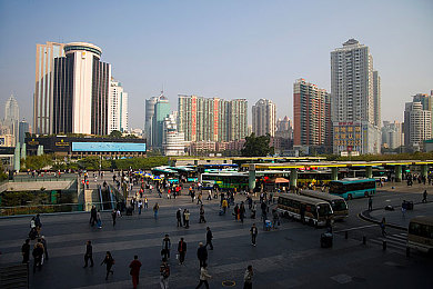 国产乱伦色：华夏光影竞速，家族赛道内斗美学期