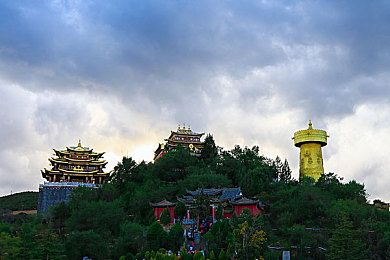 黄色APP下载3.：复古像素赛车极速狂飙，程序赛道逃脱警方追捕