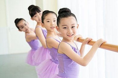 麻豆果冻天美传媒：潮流竞速新纪元，霓虹都市中的时尚飞驰体验-2