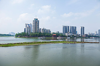 夜晚18禁：霓虹引擎交织，挑战夜色赛道极限