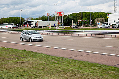 男的女的互相拱的软件：极速交锋今日公测，物理碰撞引爆全新竞速对决