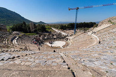 黄色APPOPPO：视觉加速器引爆赛道，高饱和色彩优化竞速游戏沉浸体验-4
