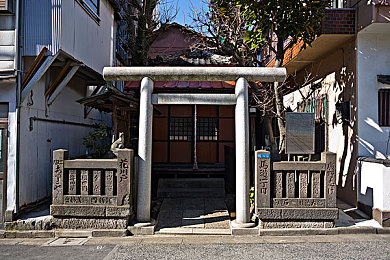 火影18同人手游破解版：当忍者驾驶战车，竞速新游打破传统玩法界限-2