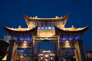 极品一线天粉嫩虎白馒头：霓虹野兽疾驰狭缝，硬核操控与视觉美学的极限交响