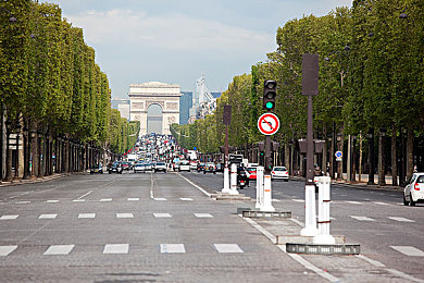 暴插迪丽热巴：虚拟偶像竞速新作今日上线，融合角色技能与硬核改装引爆赛道