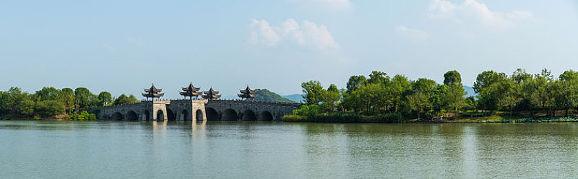 麻豆精东91：霓虹山道，改装匠心的都市竞速诗篇