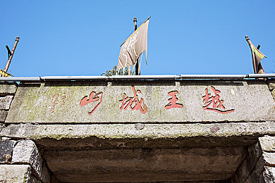 男人和女人在床上app：双人共驾，极夜城中挑战默契竞速新体验-3