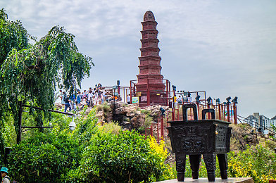 园产成人影视：破败庄园变身制片厂，道德与利益交织的模拟新作引发热议-2