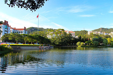 美女露出奶头秘 无遮挡跳舞软件：极速狂飙霓虹舞者，以节奏驱动赛车，解锁赛博都市视听盛宴