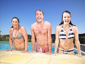 东京热αpp：极速穿梭未来都市，霓虹赛道点燃指尖狂飙-1