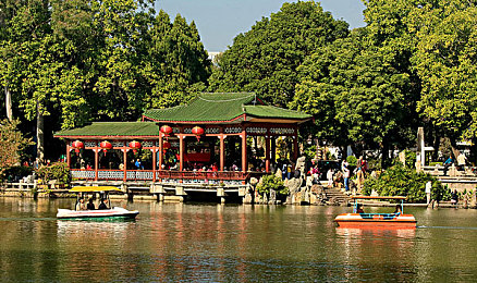 和亲女洗澡时伦了H雯雯：远嫁异乡的公主，在浴池中面临王朝命运的抉择-2