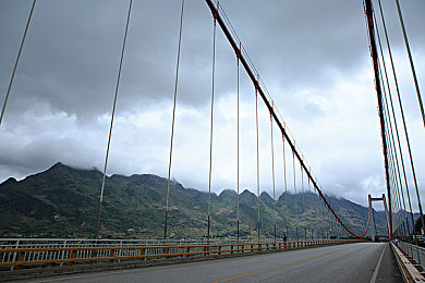 国产乱伦网：家族暗流涌动，商业与亲情的策略博弈之旅-3