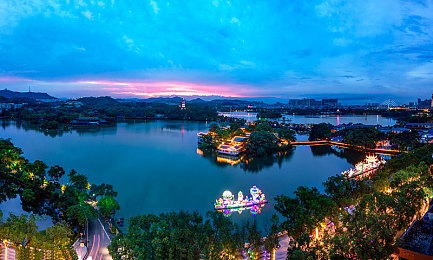 男人的香蕉戳女人的桃子：果酱赛道上的甜蜜竞速，超车攻击引爆水果对决