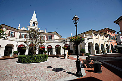 十八岁禁止下载的软件：《极限狂飙：暗夜边缘》今日上线，成人竞速游戏引爆道德争议与沉浸体验-3