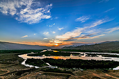 国产一卡二卡三区四区：赛道分区制胜，动态换装竞速新纪元