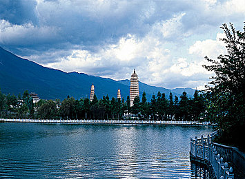 老公把闺蜜干的嗷嗷叫3p：极速三重奏，赛道争锋与智谋狂飙之旅-3